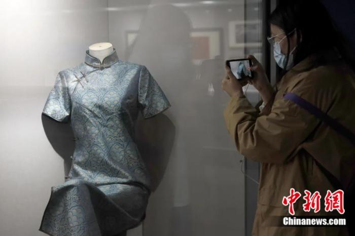 苏州丝绸文化技艺展展出的短袖旗袍。 <a target='_blank' href='http://www.chinanews.com/'>中新社</a>记者 李嘉娴 摄