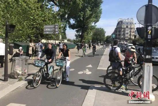 资料图：法国民众选择骑自行车出行。<a target='_blank' href='http://www.chinanews.com/'>中新社</a>记者 李洋