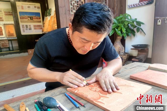 【十年@每一个奋斗的你】“80后”闽南砖雕手艺人：一砖一瓦十年传承