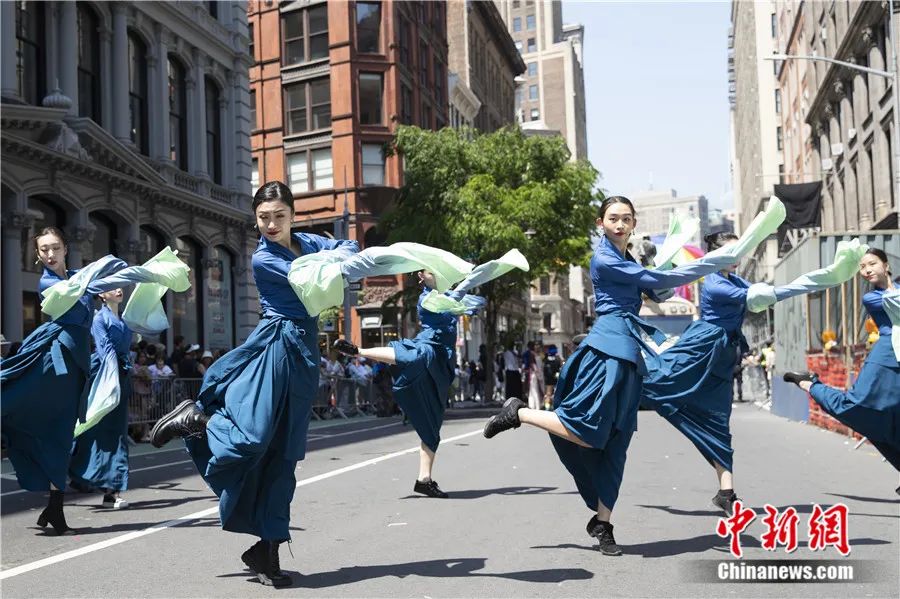2022年5月21日，美国纽约举行第16届舞蹈游行，在曼哈顿街头，华人表演中国舞蹈。<a target='_blank' href='http://www.chinanews.com/'>中新社</a>记者 廖攀 摄