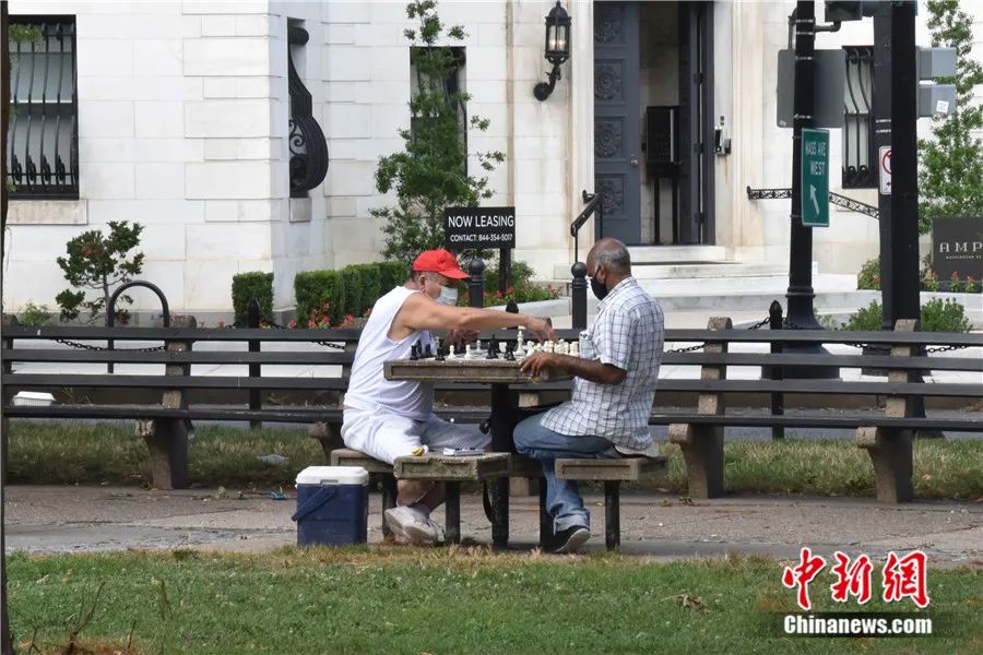 2020年新冠疫情席卷全球，两位老者佩戴口罩在华盛顿一公园下棋。<a target='_blank' href='http://www.chinanews.com/'>中新社</a>记者 沙晗汀 摄