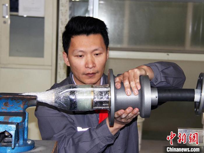 胡俊祥在制作密封式高压电缆接头。　受访者本人供图