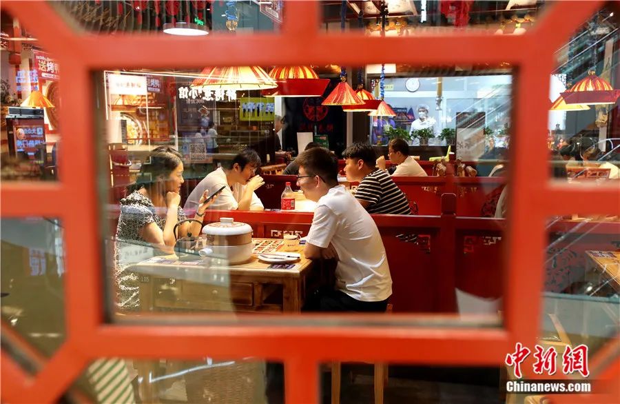 2022年6月9日，市民在北京丰台区一餐厅内就餐。<a target='_blank' href='http://www.chinanews.com/'>中新社</a>记者 张宇 摄