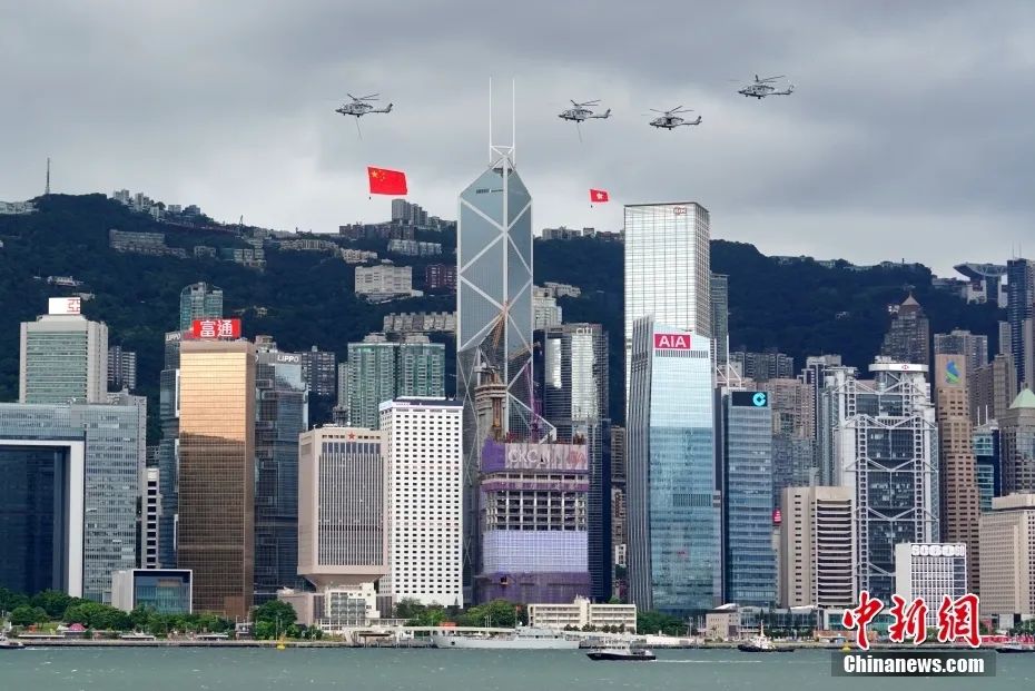 7月1日早晨，悬挂五星红旗和香港区旗的直升机编队飞过维港上空。<a target='_blank' href='http://www.chinanews.com/'>中新社</a>记者 张炜 摄