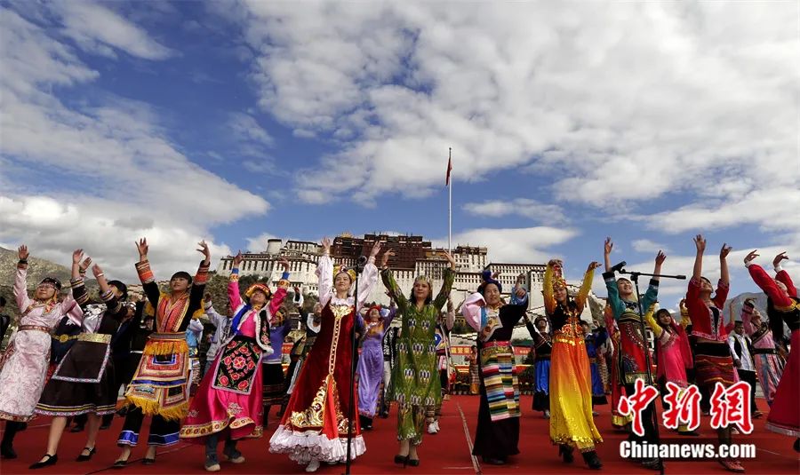 56个民族团结形象代表在西藏拉萨布达拉宫广场，载歌载舞迎国庆。<a target='_blank' href='http://www.chinanews.com/'>中新社</a>记者 李林 摄