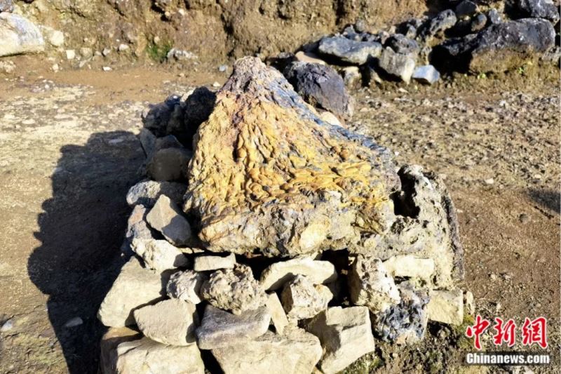 遗址发掘现场的石堆上，铁水流过的岁月痕迹仍清晰可见。<a target='_blank' href='http://www.chinanews.com/'>中新社</a>记者 孙虹 摄