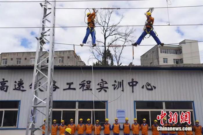 中老铁路为中国与老挝铺就一条合作发展的友谊之路。昆明铁道职业技术学院承接中国援建老挝铁道职业技术学院的“教育能力建设及教育技术合作”培训内容，积极为老挝培养铁路专业技术人才。<a target='_blank' href='http://www.chinanews.com/'>中新社</a>记者 康平 摄