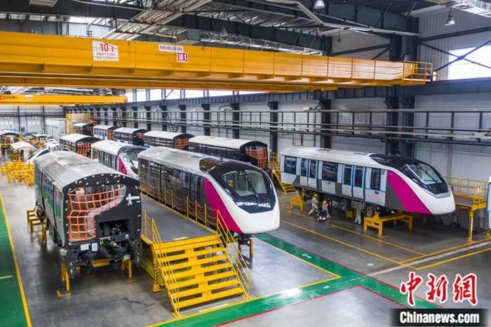 2022年7月，安徽省芜湖市经济技术开发区生产车间里，工人正在组装出口泰国的跨座式单轨列车。<a target='_blank' href='/'>中新社</a>发 肖本祥 摄
