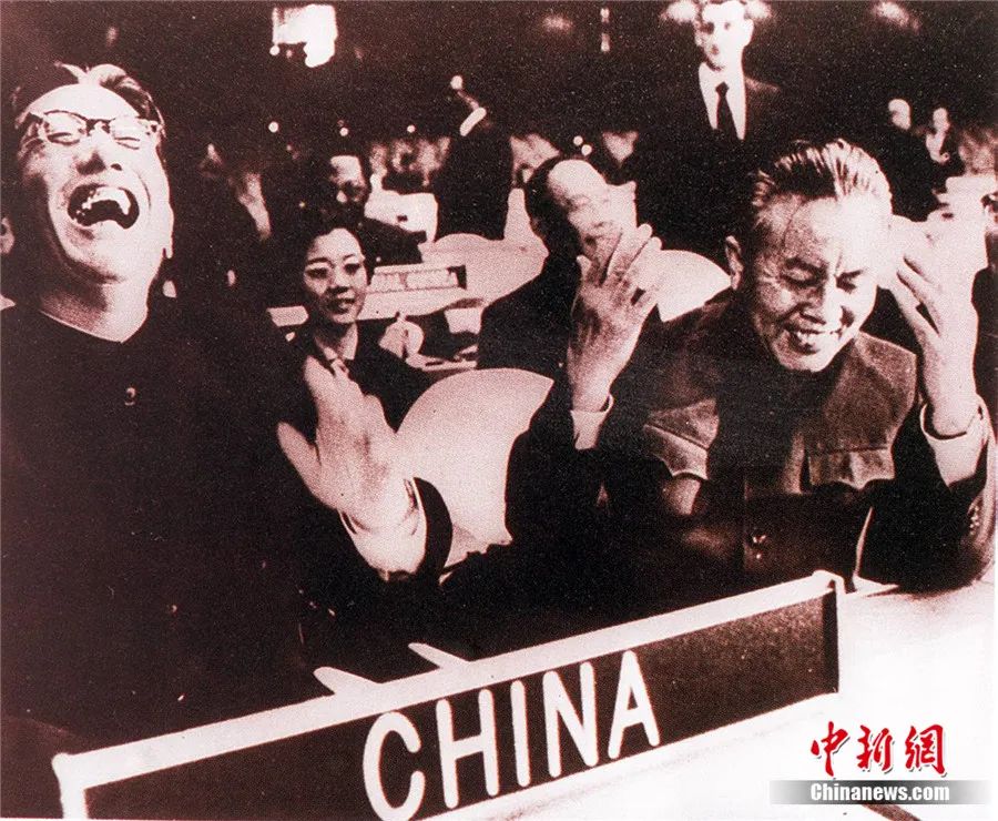 1971年10月25日，联合国大会全体会议高票通过《恢复中华人民共和国在联合国的合法权利》的决议，乔冠华(左)和黄华(右)在联大中国代表席上。<a target='_blank' href='/'>中新社</a>发