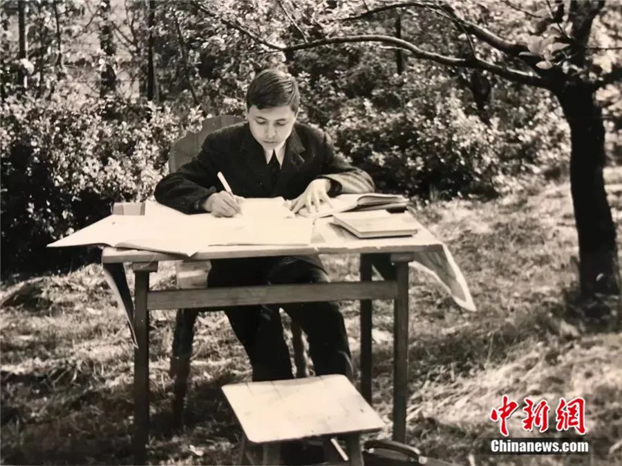 1967年，16岁的李夏德在学习汉语。受访者供图