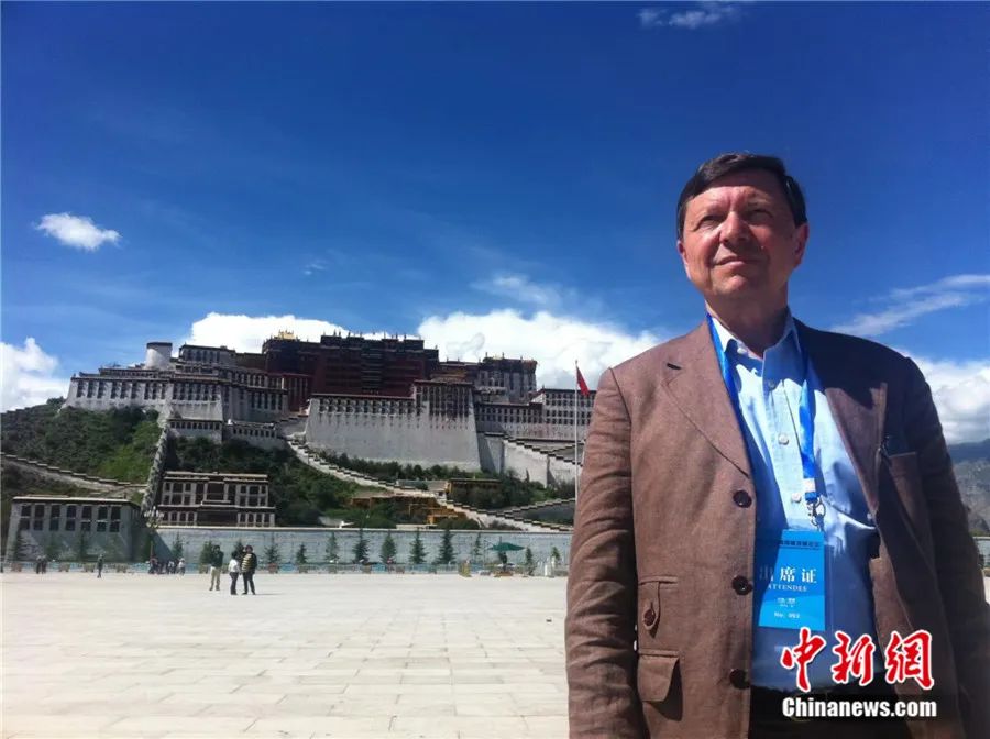 李夏德在拉萨参加2014·中国西藏发展论坛。受访者供图