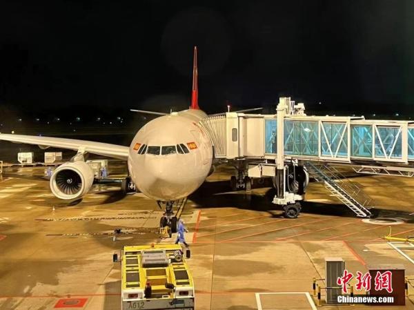 图为执航该航班的空客飞机停靠在萧山机场。 <a target='_blank' href='http://www.chinanews.com/'>中新社</a>发 陈永平 摄