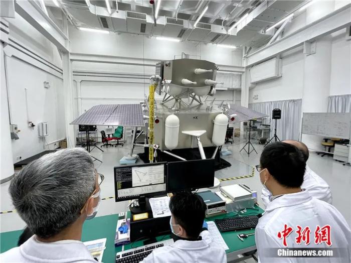 嫦娥五号探测器从月球表面采集样本的“表取采样执行装置”由香港理工大学负责研制。图为研发基地。<a target='_blank' href='/'>中新社</a>记者 李志华 摄 
