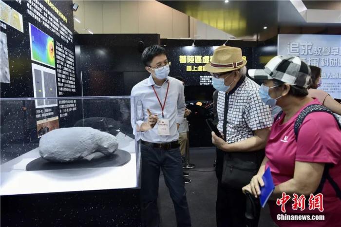 香港理大科研团队利用小行星“丝川”三维模型以协助国家未来的小行星探索任务。<a target='_blank' href='/'>中新社</a>记者 李志华 摄
