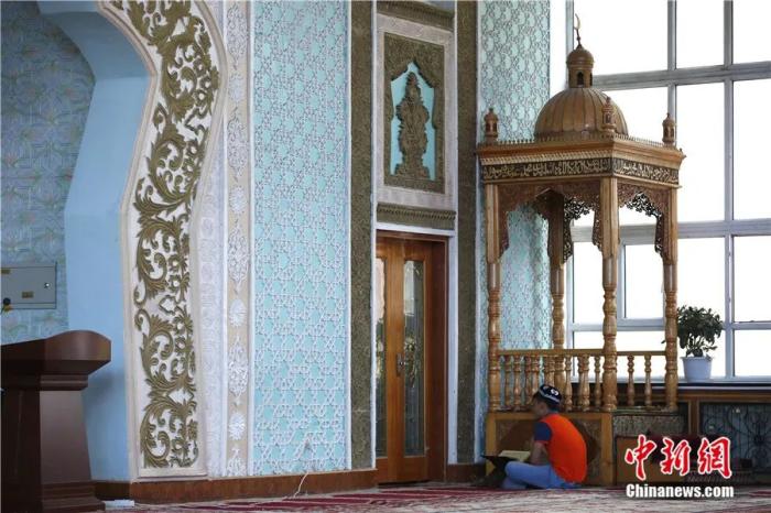 新疆伊斯兰教经学院的学生在校内清真寺诵读《古兰经》。富田 摄