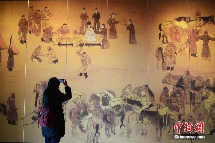 观众在参观内蒙古博物院的“大辽契丹展”。刘文华 摄
