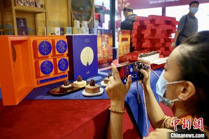 资料图：2021年9月7日，北京，服贸会文旅服务专题展上的故宫角楼巧克力月饼吸引观众。<a target='_blank' href='/'>中新社</a>记者 易海菲 摄