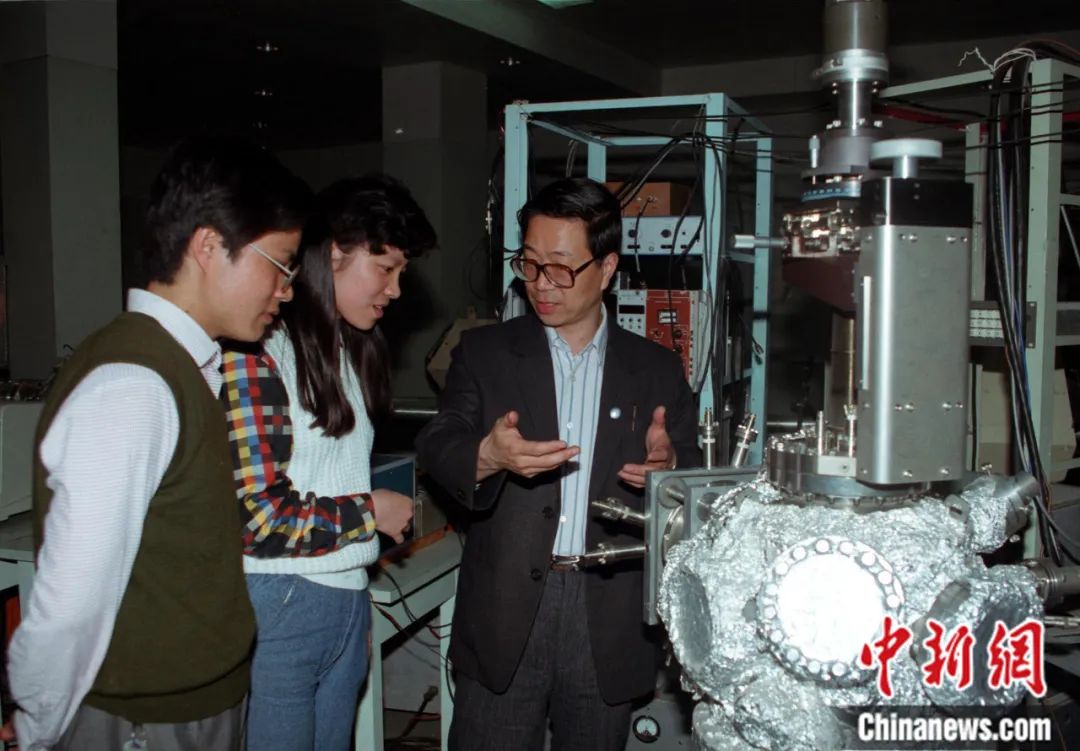 杨福家在复旦大学加速器实验室指导研究生。刘文祥 摄