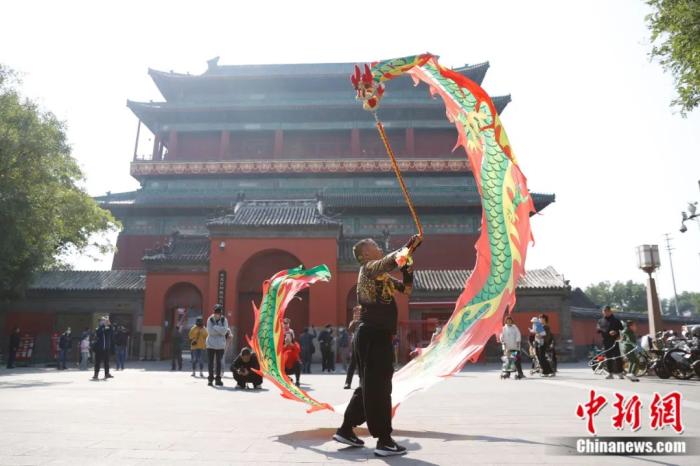 北京市民在钟鼓楼文化广场上休闲健身。韩海丹 摄