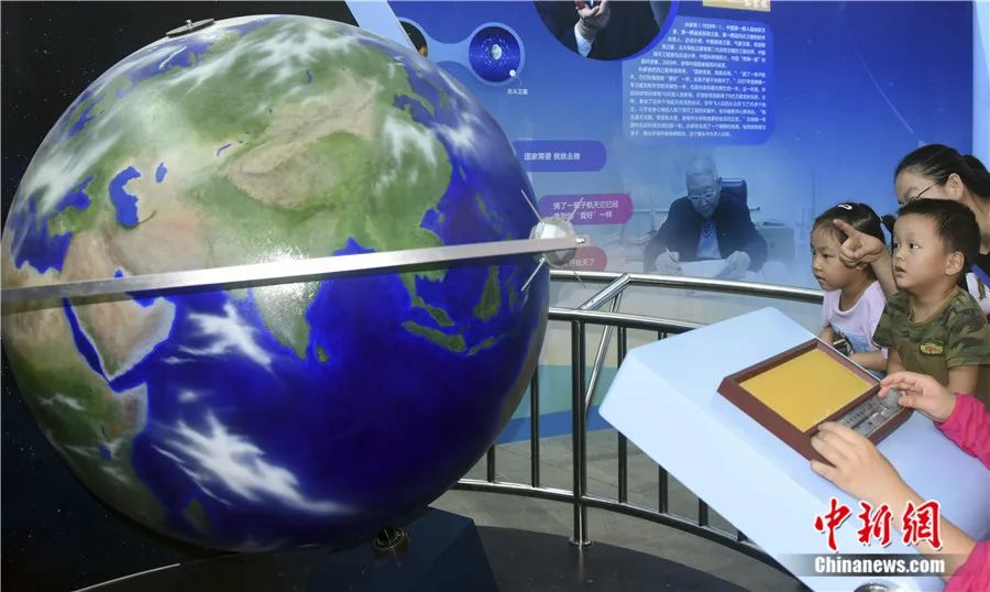 2019年9月，中国科技馆内中国首颗人造地球卫星东方红一号模型的在轨运行演示吸引观众。孙自法 摄