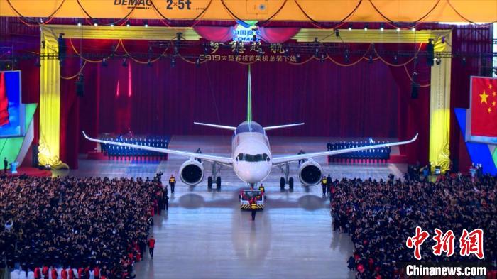 2015年11月2日，C919首架机在中国商飞公司新建成的总装制造中心浦东基地厂房内正式下线。　受访者供图