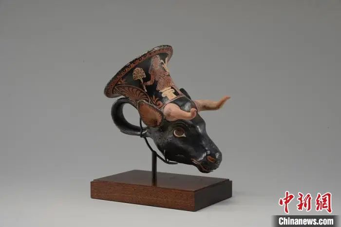公元前4世纪的南意大利牛头形红彩陶来通。安徽博物院供图