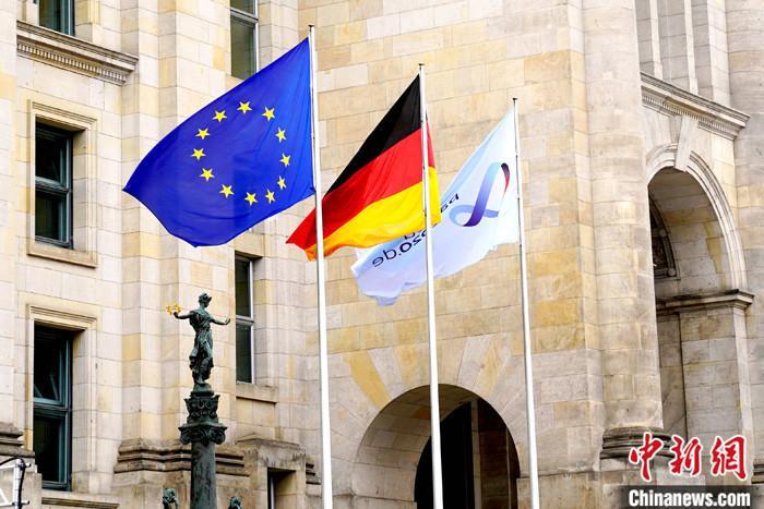 当地时间2020年7月1日，德国柏林，德国国会大厦前从左到右依次挂出代表欧盟、德国和德国担任欧盟轮值主席国的三面旗帜。 <a target='_blank' href='/'>中新社</a>记者 彭大伟 摄