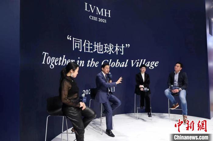 吴越参加往届中国国际进口博览会。　受访者供图