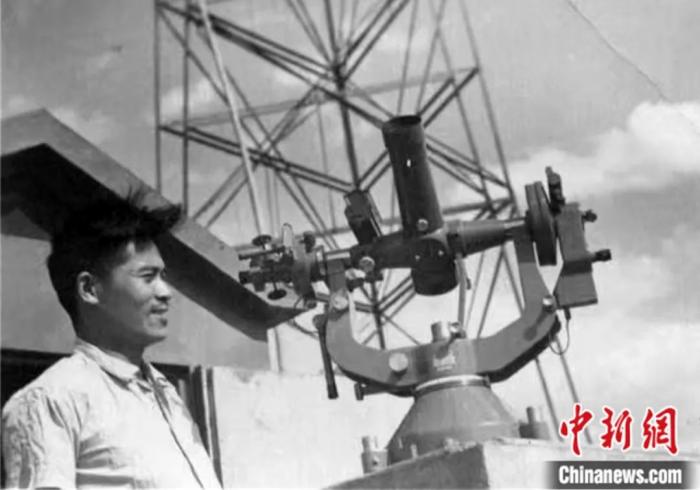 青年时期的韩天芑。中国科学院精密测量科学与技术创新研究院供图