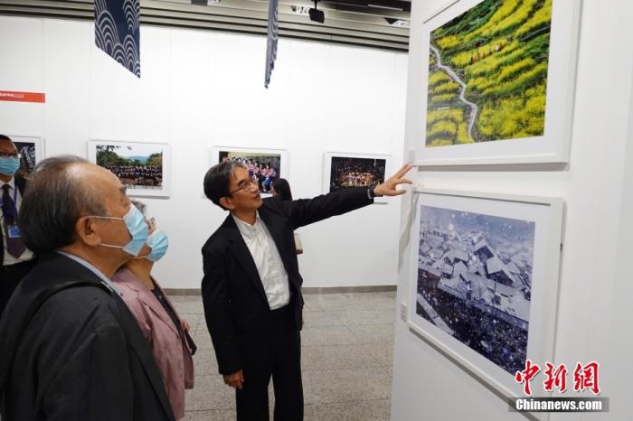 2022年6月8日，北京世纪坛举行《永远的邻居——纪念中日邦交正常化50周年摄影展》，图为日本驻华大使垂秀夫介绍自己的作品。 <a target='_blank' href='/'>中新社</a>记者 毛建军 摄
