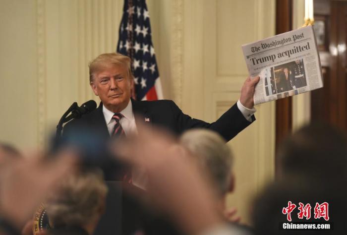 当地时间2020年2月6日，时任美国总统特朗普就弹劾案发表讲话，他手举《华盛顿邮报》，上面头条标题写着“特朗普无罪”。<a target='_blank' href='/'>中新社</a>记者 陈孟统 摄