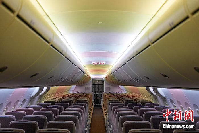 东航C919客机客舱内部设置了七彩灯光。 东航 供图