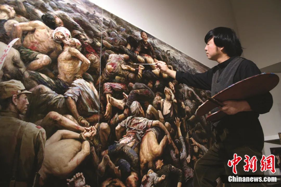 2003年在美国洛杉矶重新绘制第二幅《南京大屠杀》巨幅油画的李自健。受访者供图