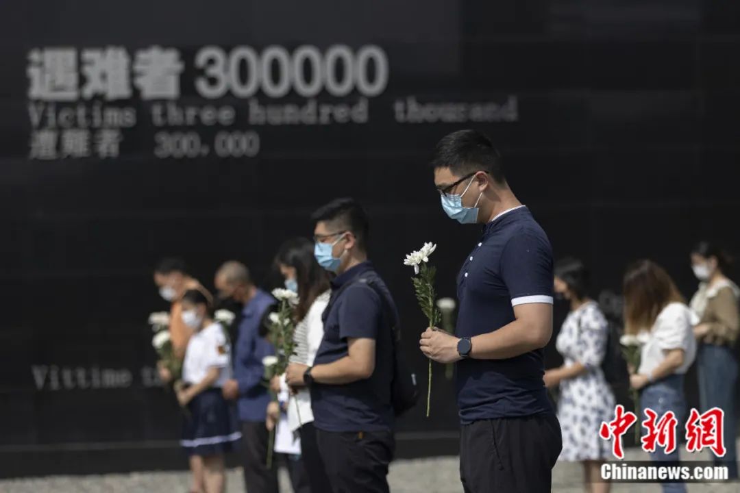 9月18日，民众手持鲜花在侵华日军南京大屠杀遇难同胞纪念馆默哀，缅怀遇难同胞。泱波 摄