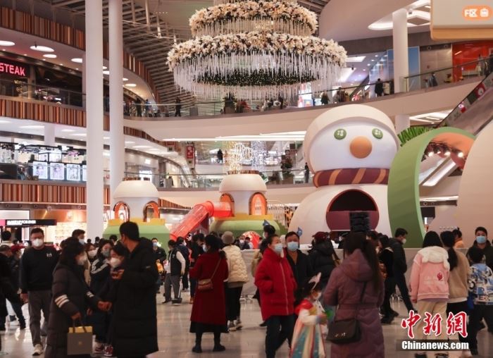 元旦假期，北京各商场人流回升，节日氛围浓厚。 <a target='_blank' href='//www.chinanews.com/'>中新社</a>记者 赵隽 摄
