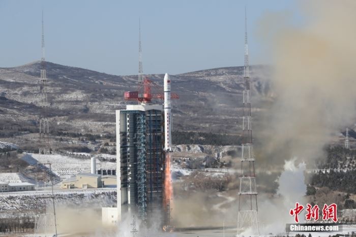北京时间1月15日11时14分，中国在太原卫星发射中心使用长征二号丁运载火箭，以“一箭十四星”发射方式，成功将齐鲁二号/三号卫星及珞珈三号01星、吉林一号高分03D34星等14颗卫星发射升空，卫星顺利进入预定轨道，发射任务获得圆满成功。此次任务是长征系列运载火箭的第462次飞行。 王晓虎 摄