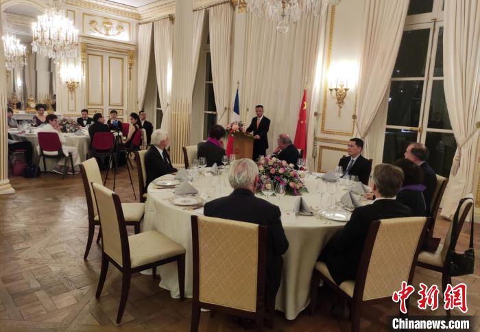 中国驻法国大使馆当地时间1月17日晚举办春节暨庆祝中法建交59周年晚宴。　中国驻法国大使馆 供图