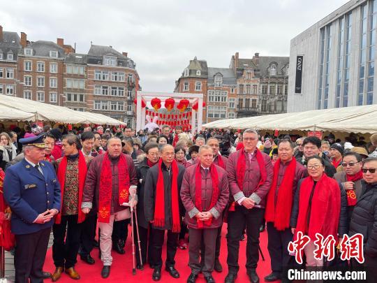 中国驻比利时大使曹忠明(左五)、比利时那慕尔省省长马特恩(左六)等嘉宾出席游园庙会。　德永健 摄