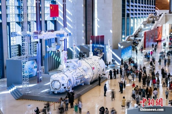 2月24日，“逐梦寰宇问苍穹——中国载人航天工程30年成就展”在位于北京的中国国家博物馆开幕。该展览为期3个月，展示包括可入内参观的中国空间站天和核心舱1:1模型、空间站组合体1:4模型等，并首次展出新一代运载火箭、载人飞船及月面着陆器等未来载人登月主要飞行产品模型，是首次全面系统面向公众展示工程发展历程和建设成就。<a target='_blank' href='/'>中新社</a>记者 侯宇 摄