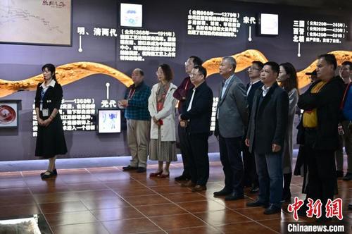 中国侨网图为海外华文媒体代表参观广西北流陶瓷小镇陶瓷博物馆。　俞靖　摄