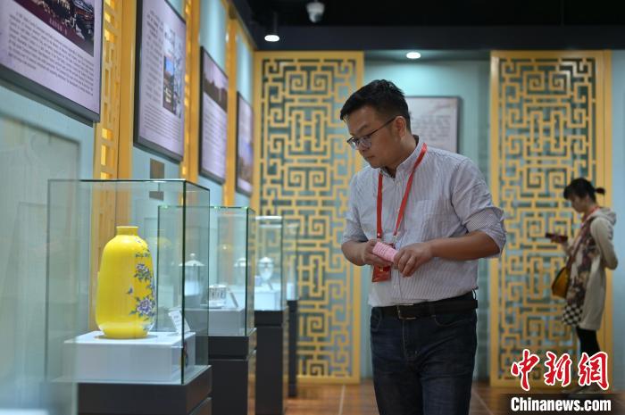 图为海外华文媒体代表参观广西北流陶瓷小镇陶瓷博物馆。　俞靖 摄
