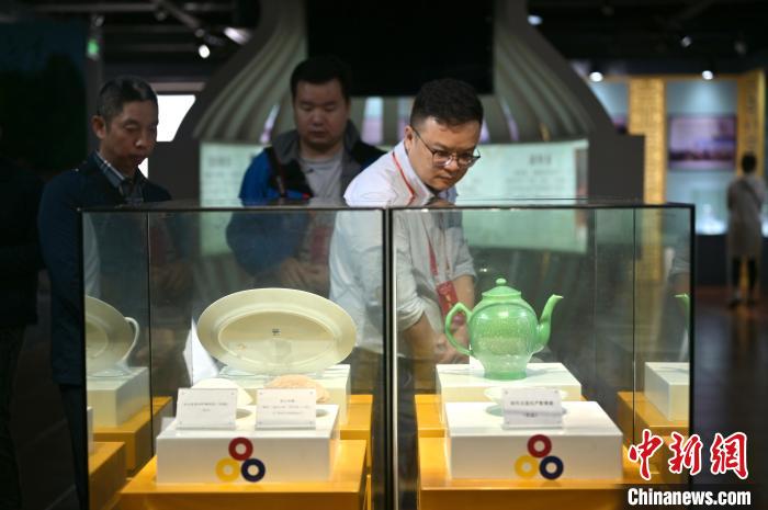 图为海外华文媒体代表参观广西北流陶瓷小镇陶瓷博物馆。　俞靖 摄