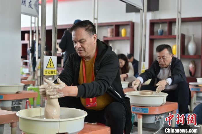 海外华文媒体代表在体验陶艺制作。　俞靖 摄