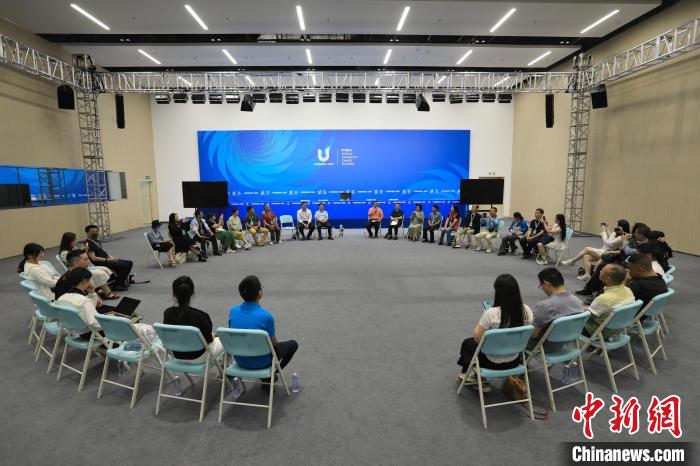 “行走中国·2023海外华文媒体看大运”专场座谈会举行。　王磊 摄
