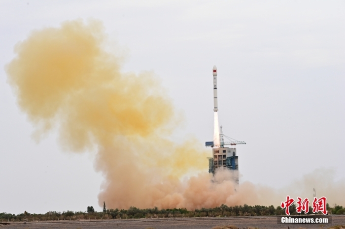 北京时间7月9日19时，我国在酒泉卫星发射中心使用长征二号丙运载火箭，成功将卫星互联网技术试验卫星发射升空，卫星顺利进入预定轨道，发射任务获得圆满成功。汪江波 摄