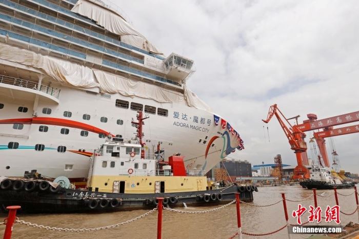 图为首艘国产大型邮轮“爱达·魔都”号在上海外高桥造船有限公司2号船坞顺利出坞。殷立勤 摄