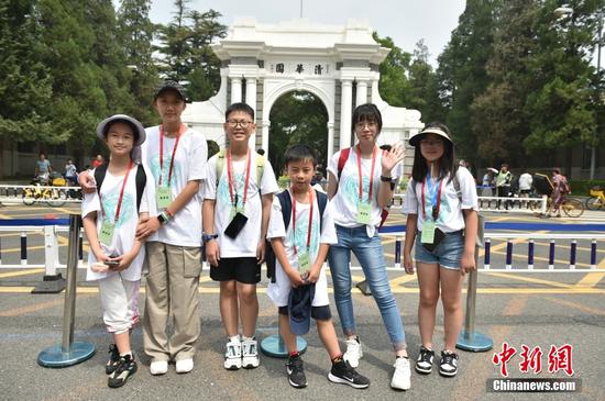 Overseas teenagers visit Tsinghua University in Beijing on Aug.8 (Photo: China News Service/Li Jun)