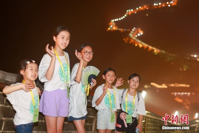 8月9日晚，2023海外华裔青少年夏季研学营的学员们夜游八达岭长城。图为学员们在长城上拍照。<a target='_blank' href='/'>中新社</a>记者 贾天勇 摄