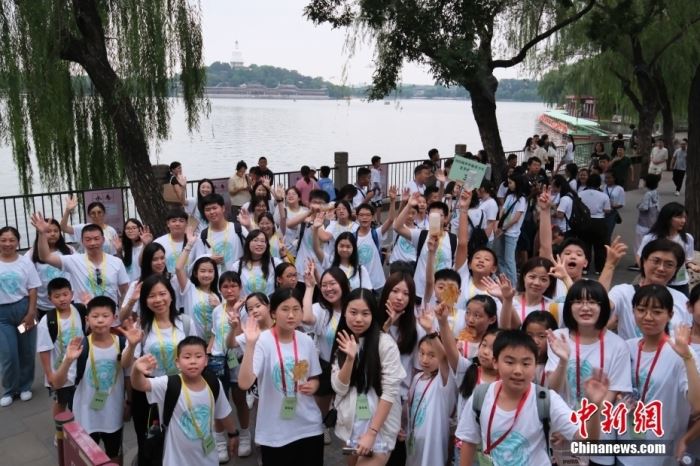 8月7日，2023海外华裔青少年夏季研学营的学员们走进北海公园，看川剧变脸，听传统乐曲，赏民族舞蹈……近距离感受中华文化的魅力。图为小学员参观北海公园。李太源 摄