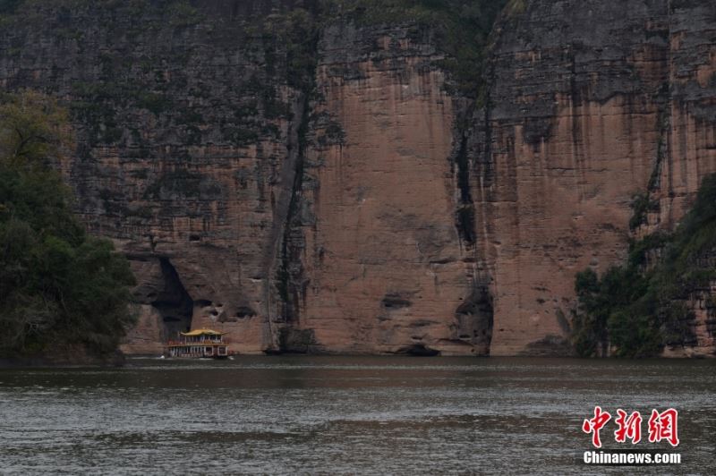 位于大金湖西岸的甘露寺，是泰宁县世界地质公园代表性景观，也是福建最有名的古刹之一。<a target='_blank' href='/' >中新网</a>记者 李骏 摄